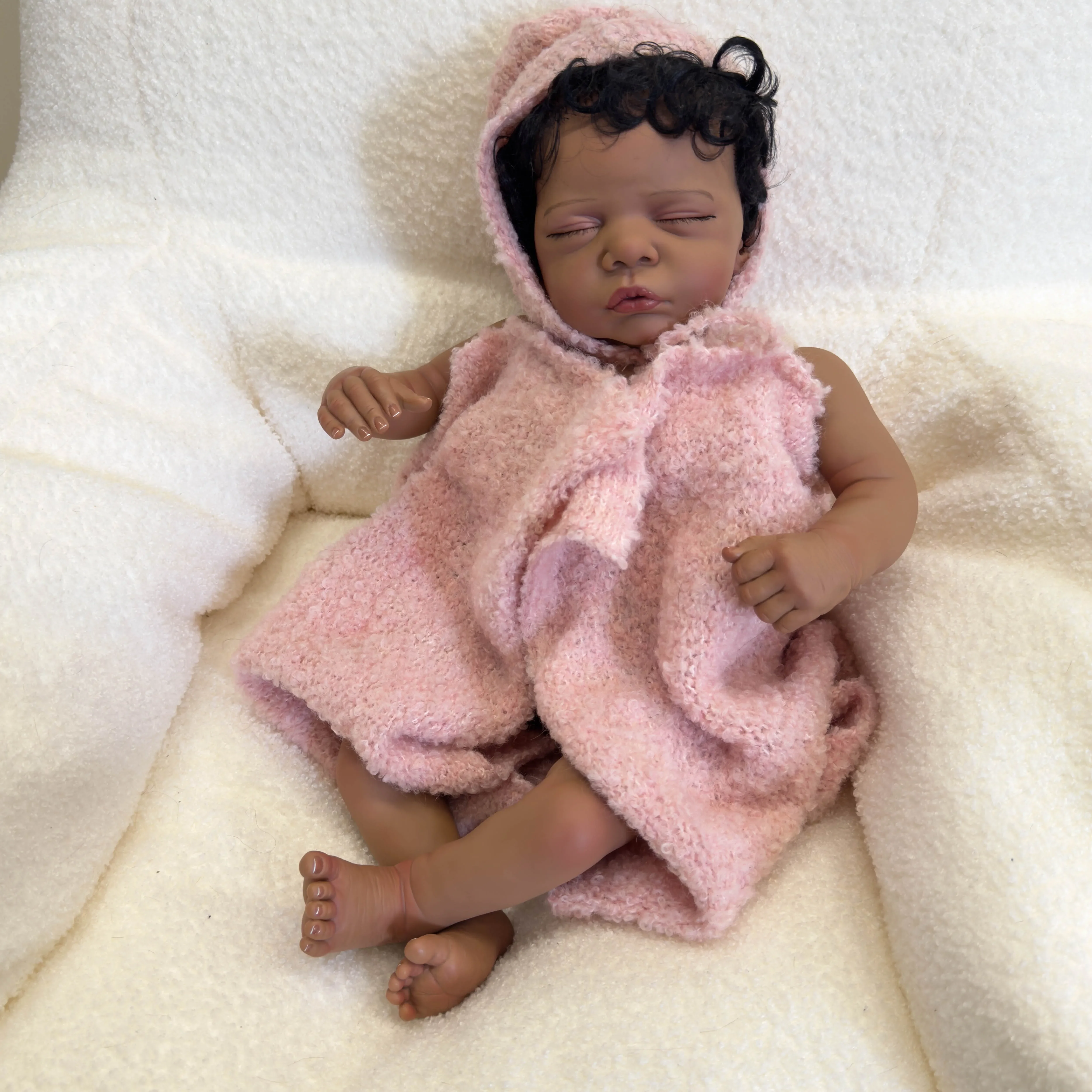 Muñeca con conjunto y accesorios