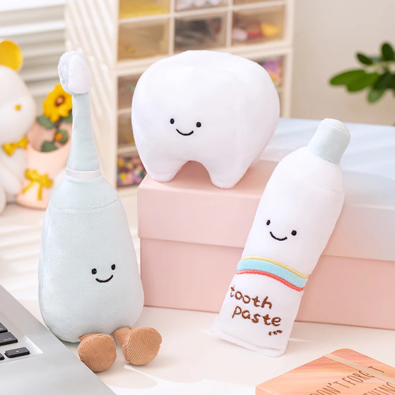 Peluche con forma de diente y detalles infantiles