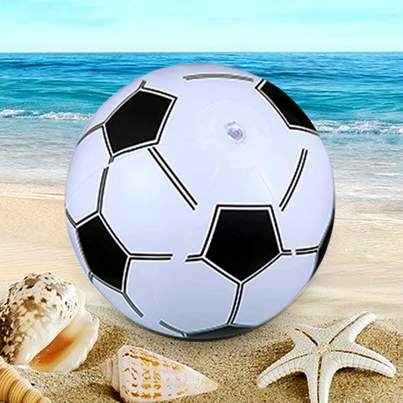 Globos de agua y balón de playa en la piscina