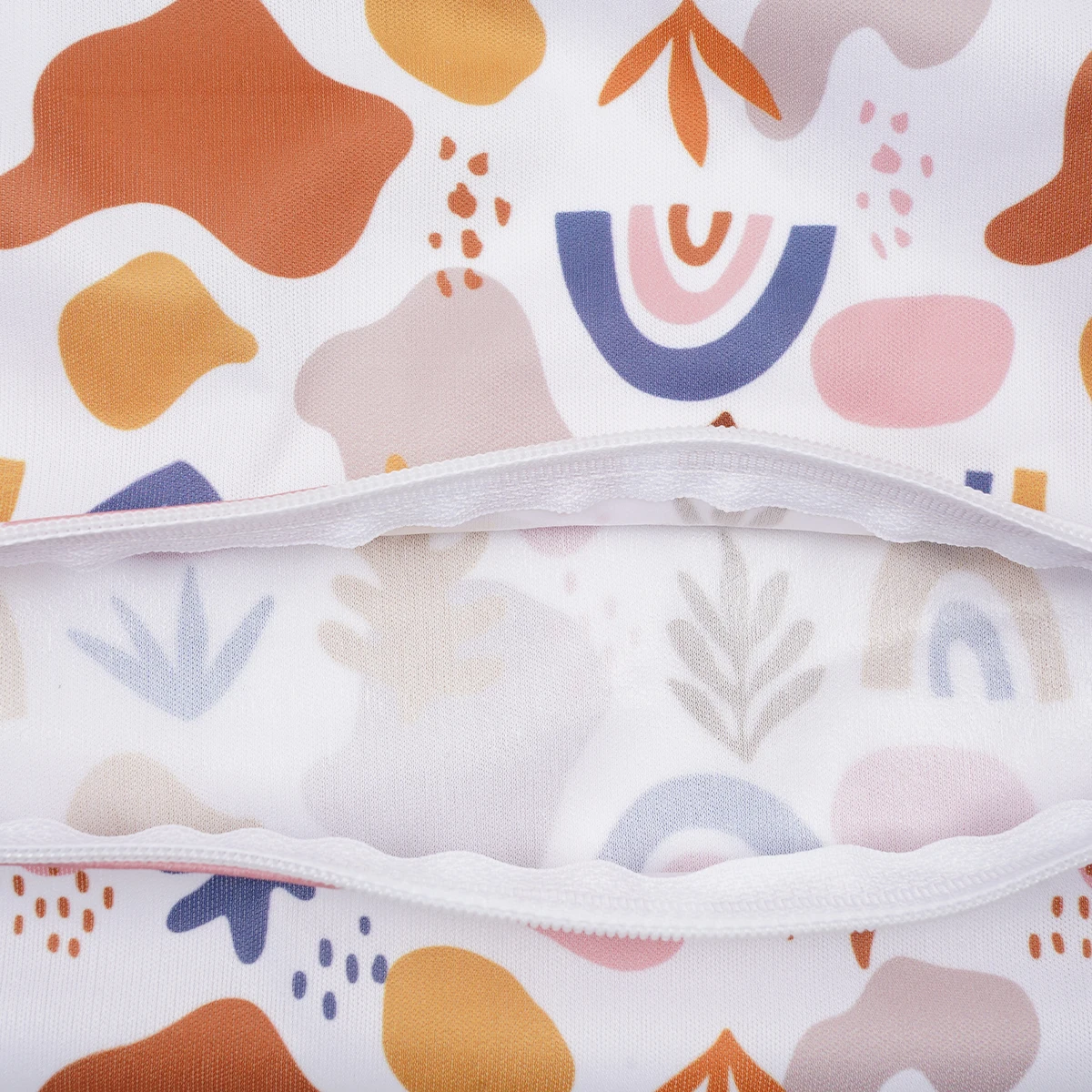 Bolsa sobre fondo neutro mostrando diseño