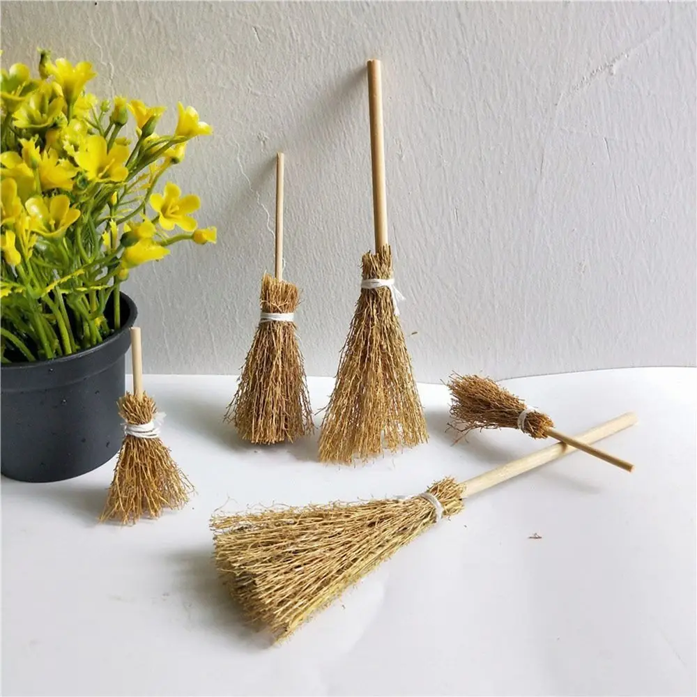 Escoba miniatura roja para casa de muñecas y dioramas - imagen 2