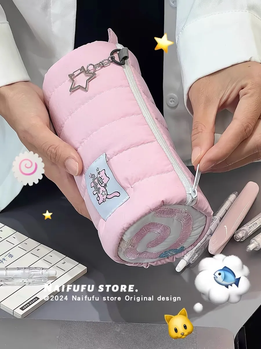 Interior del estuche con compartimentos elásticos y rollo de toalla rosa