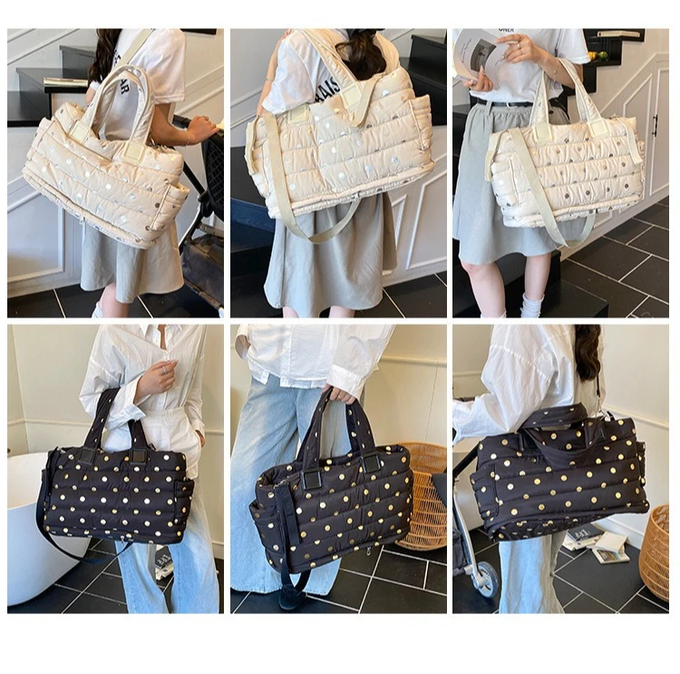 Mamá usando el bolso como colgador de cochecito
