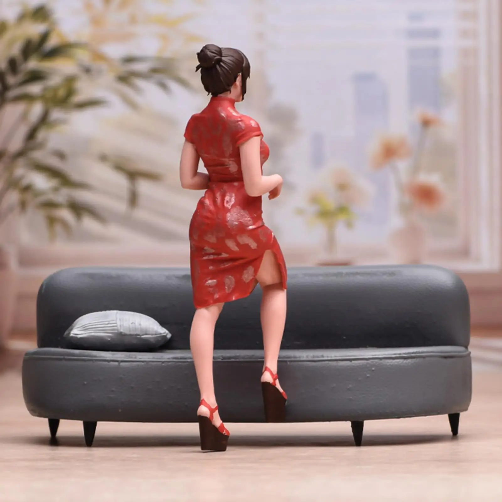 Muñeca mini con vestido estilo cheongsam realista para maquetas - imagen 5