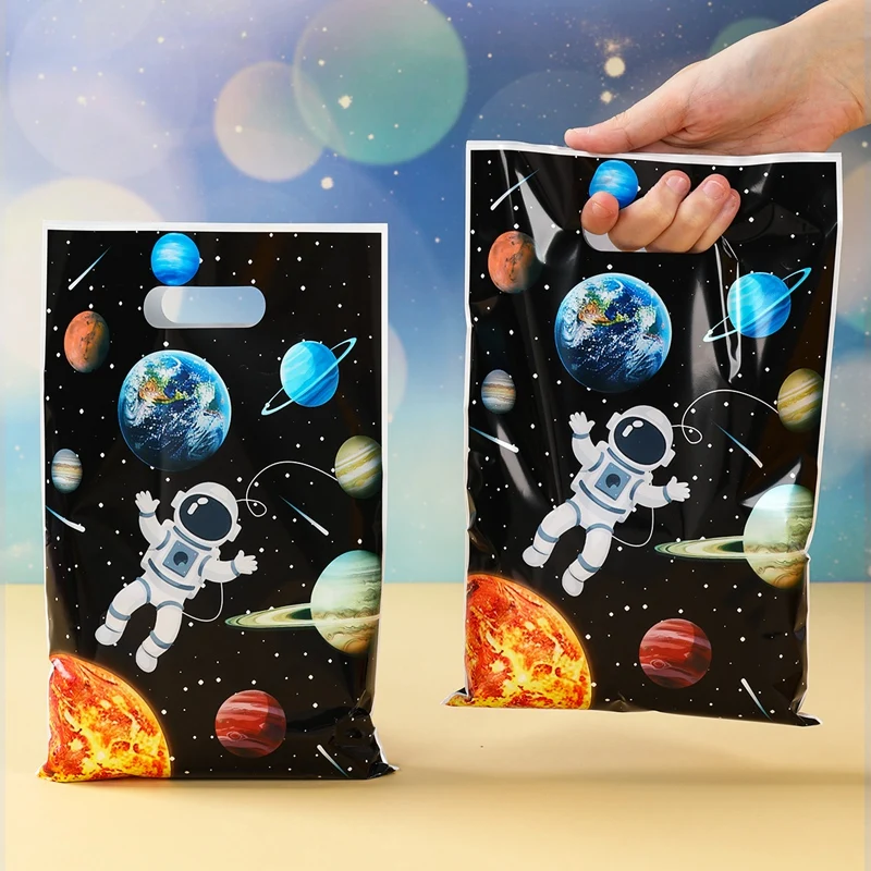 Diseño temático de astronauta en bolsas para fiesta infantil