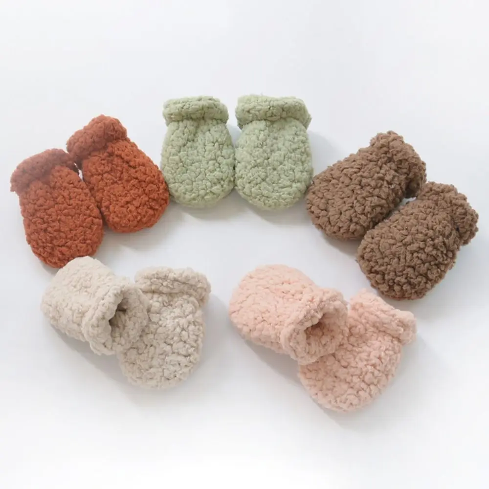 Guantes suaves de felpa beige para niños