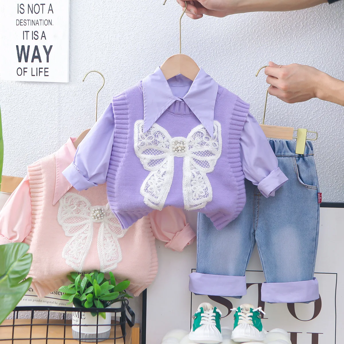 Camisa lisa y chaleco con lazo