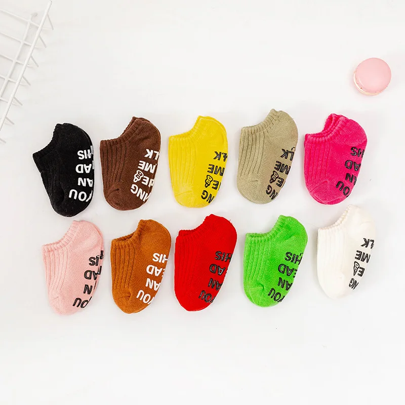 Diseño color caramelo con raya blanca para calcetines de niño