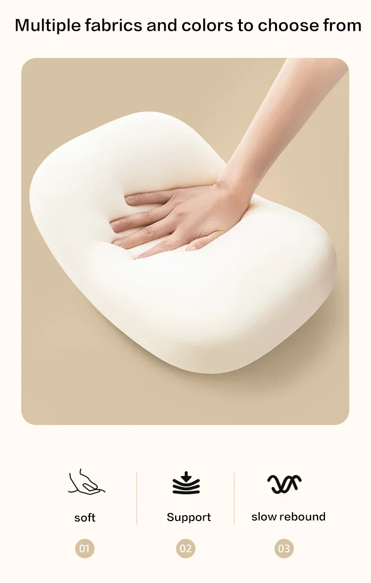 Almohada en una maleta de viaje