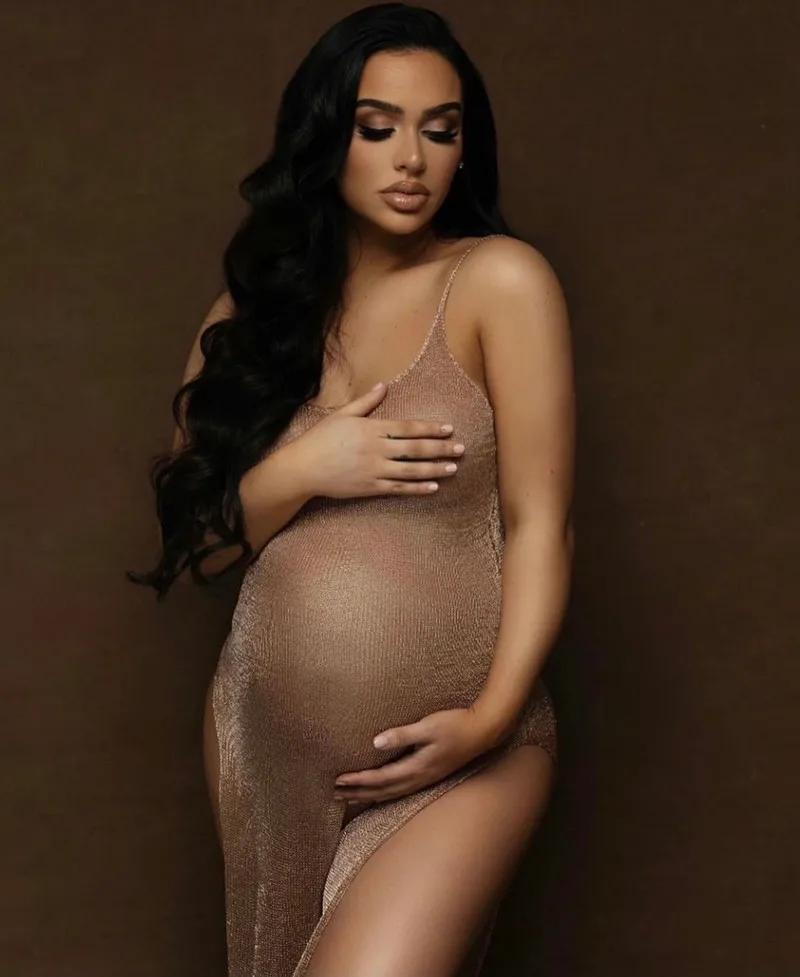 Vestido de maternidad en punto dorado para sesión fotográfica - imagen 4