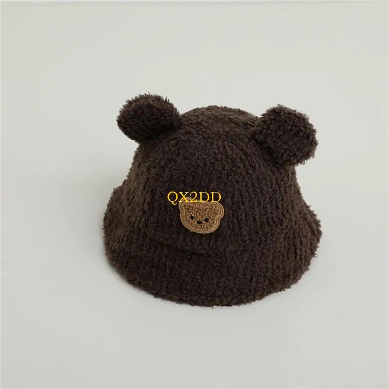 El gorro puesto en un niño, vista lateral