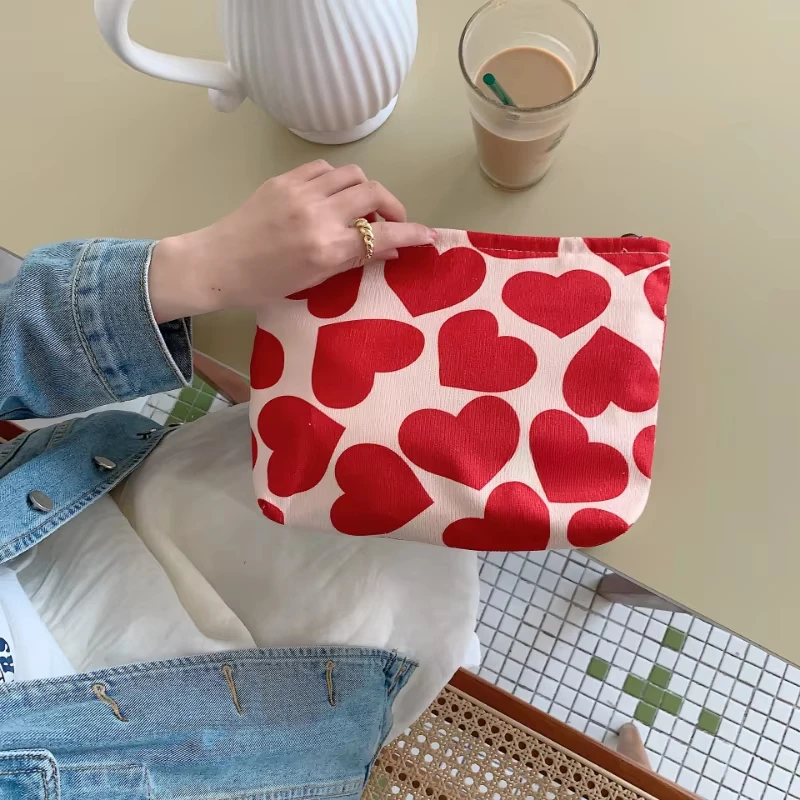 Estuche de lápices con patrón de corazón de pana vista frontal