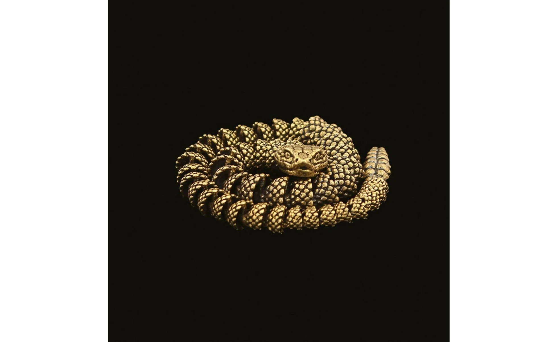 Decoración de serpiente cascabel enrollada en estante
