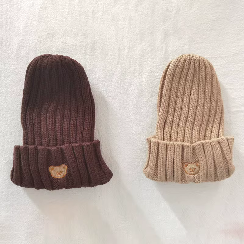 Detalle del bordado de oso en el gorro