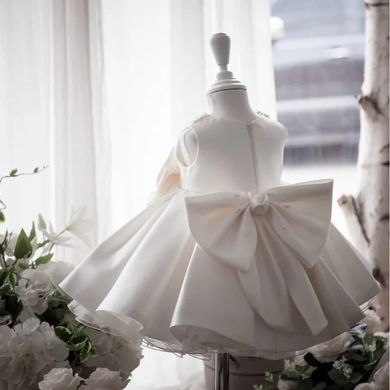 Vestido satén blanco niña estilo princesa con lazo - imagen 3