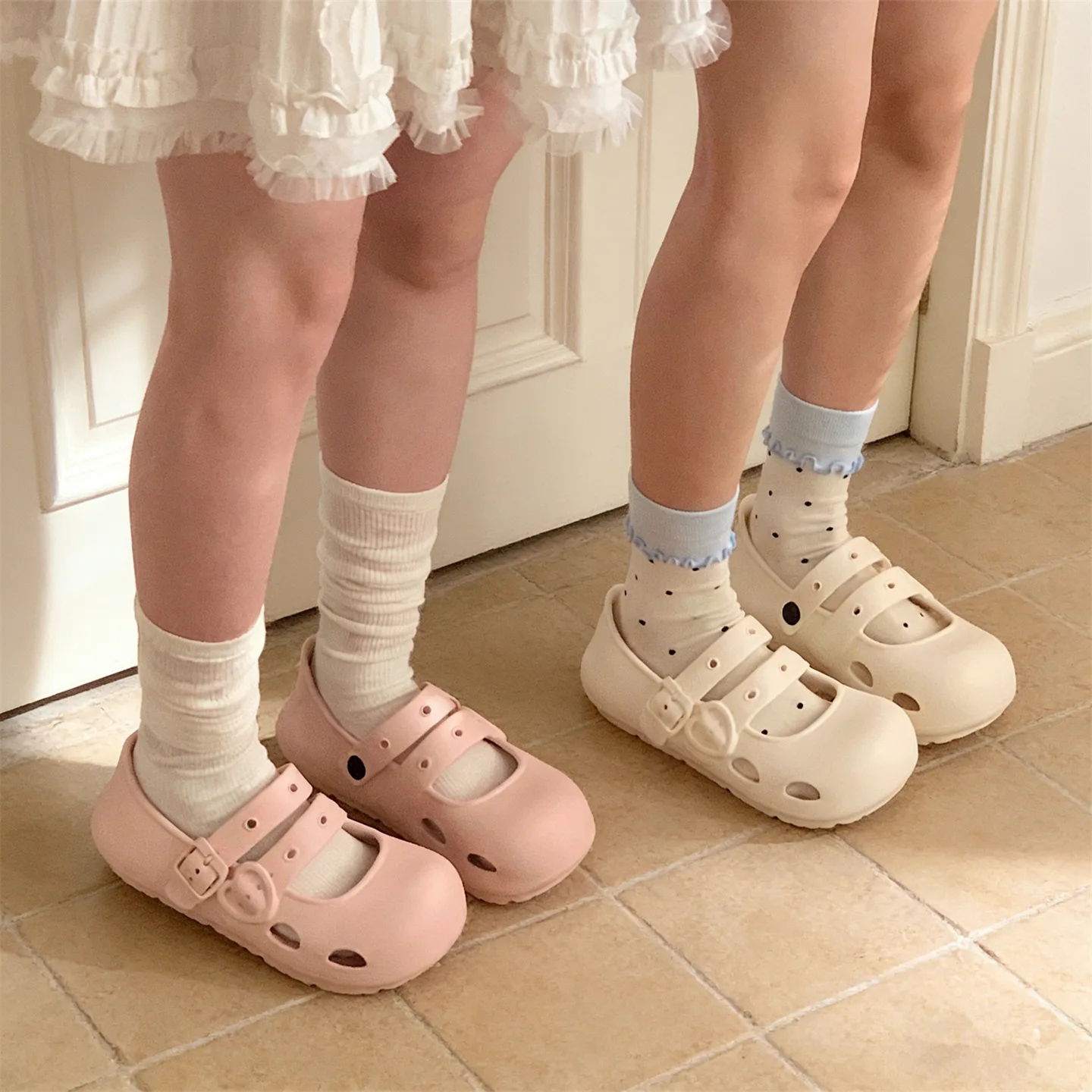 Sandalias en color beige sobre superficie clara