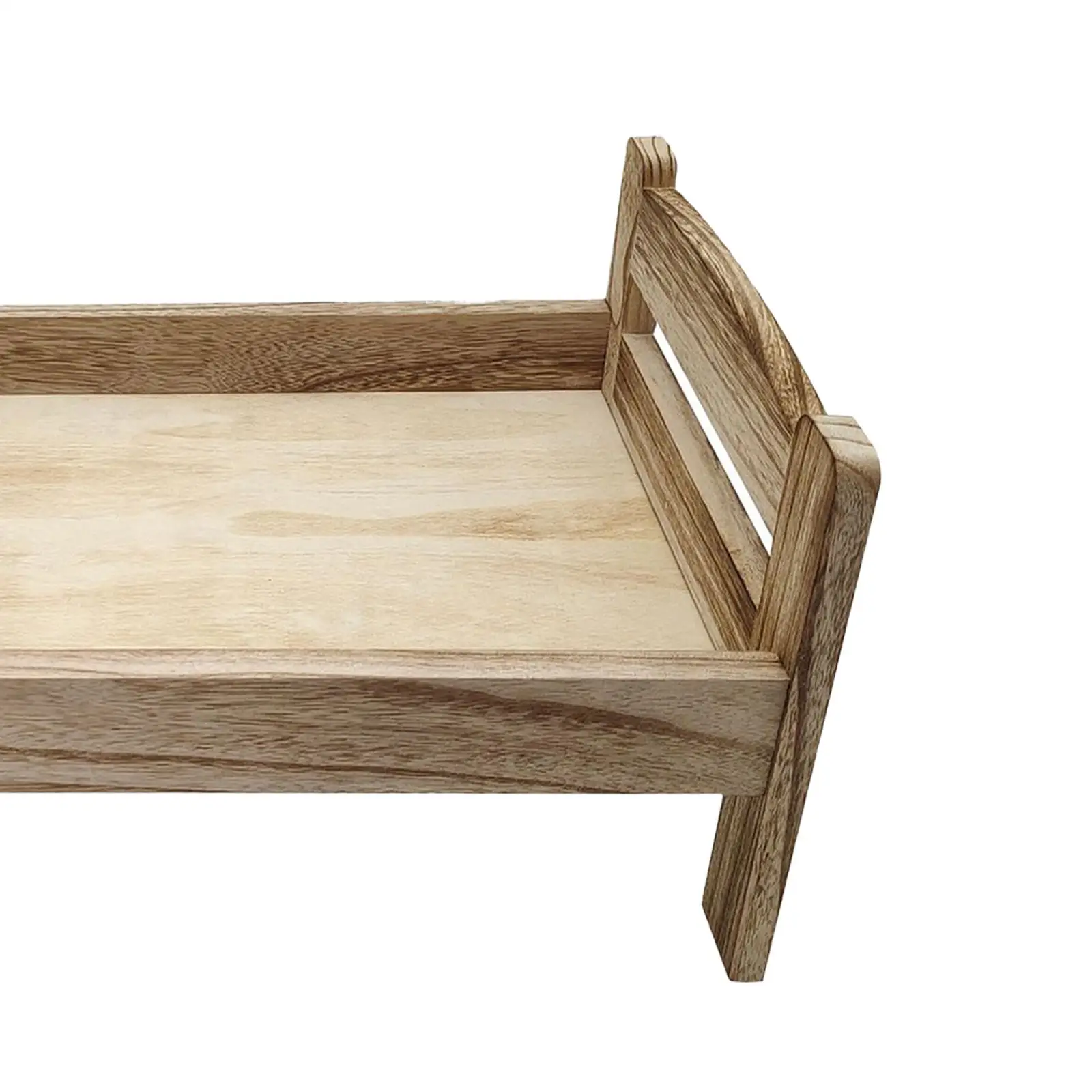 Cama de madera presentada como regalo para bebé