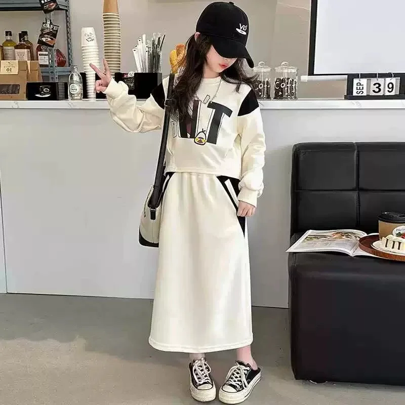 Conjunto de otoño para niña con sudadera y pantalón - imagen 3