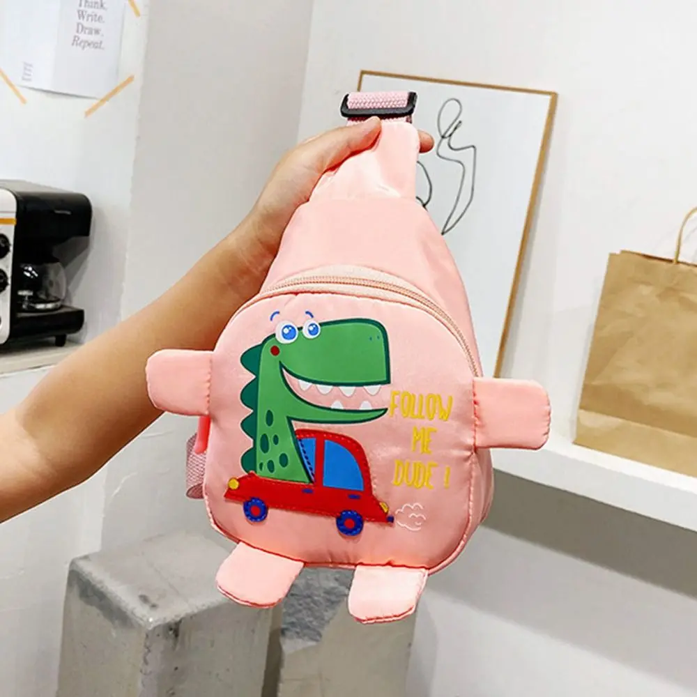 Niño usando la mochila de dinosaurio