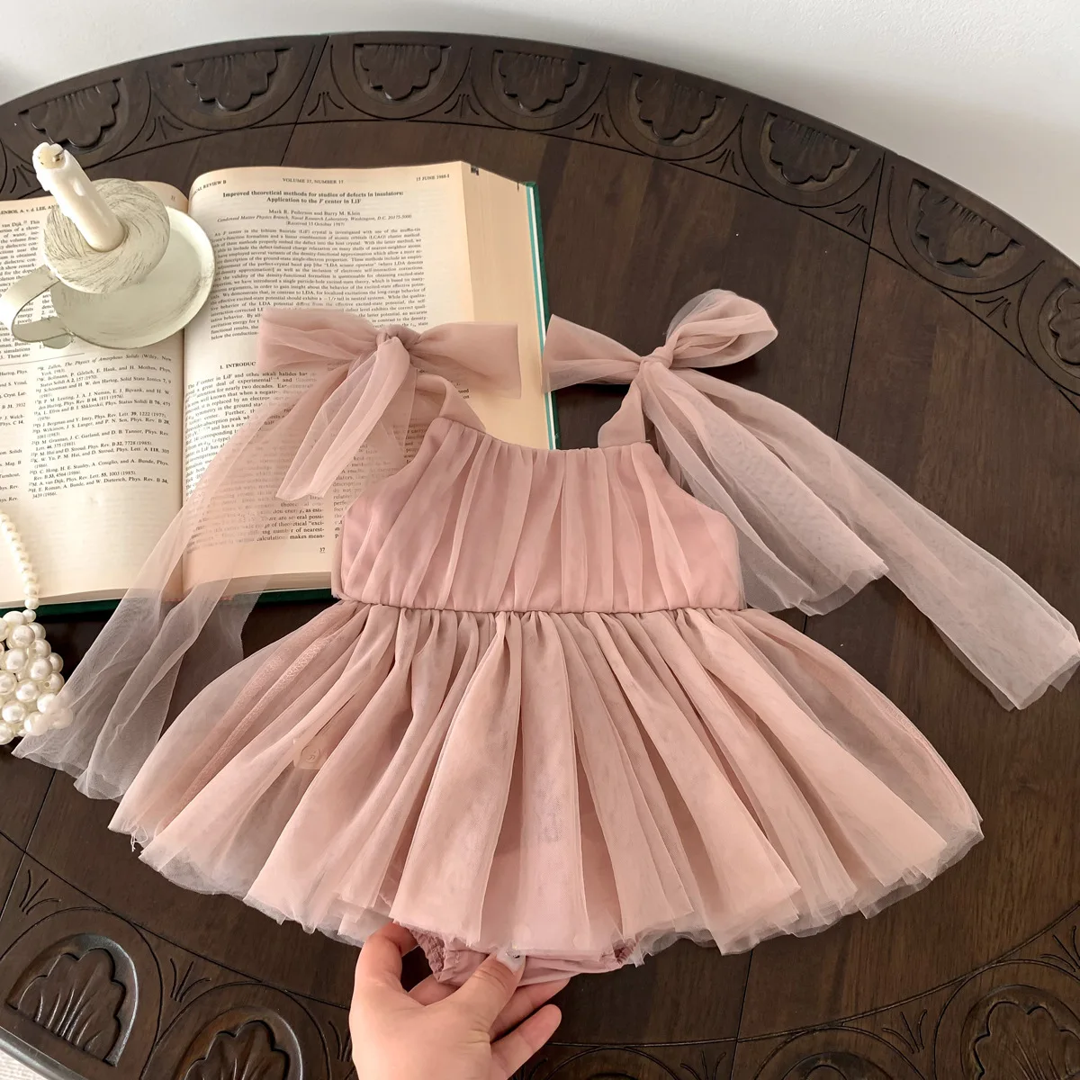 Vista frontal del vestido de encaje muselina para niña