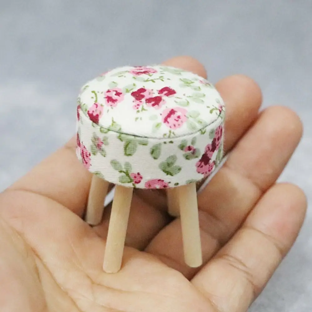 Taburete en miniatura de madera para casa de muñecas - imagen 4