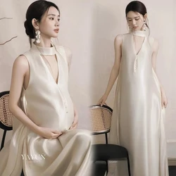 Vestido de maternidad blanco de escote en pico para sesión fotográfica