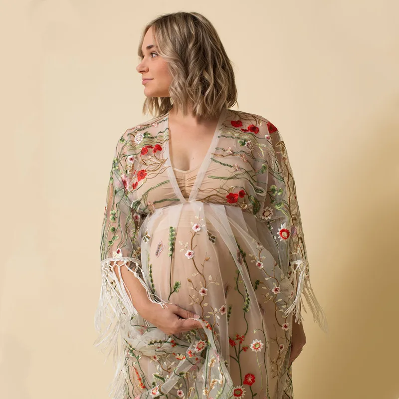 Detalle del encaje bohemio y tul bordado del vestido de maternidad