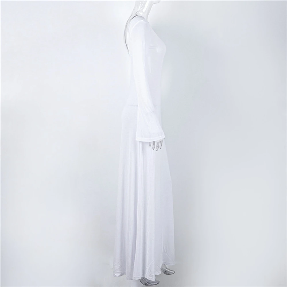Foto de maternidad con vestido maxi blanco