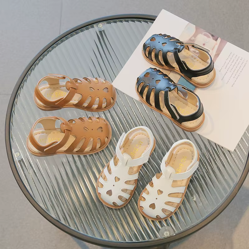 Detalle del diseño y materiales de las sandalias Bekamille