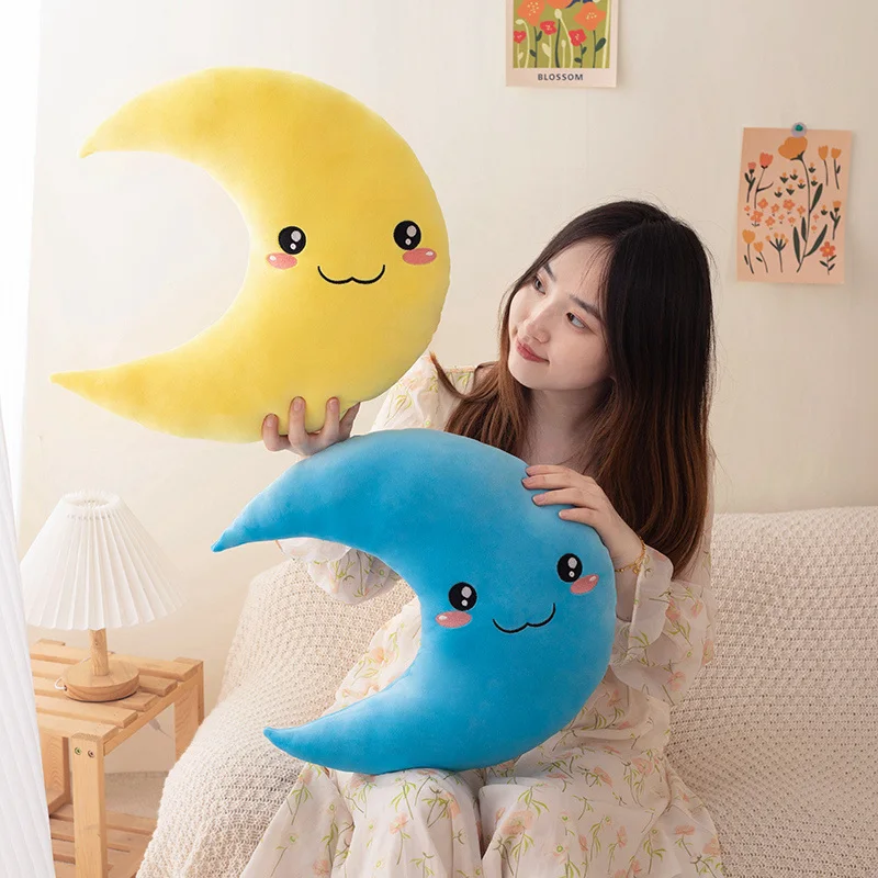 Vista frontal del peluche luna mostrando su forma de media luna y textura suave