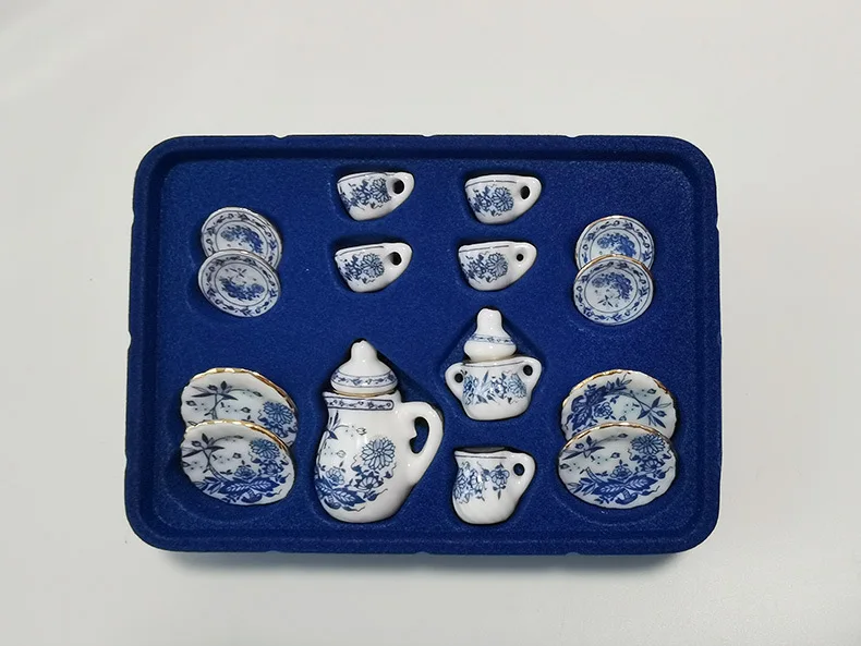 Tetera y accesorios en miniatura
