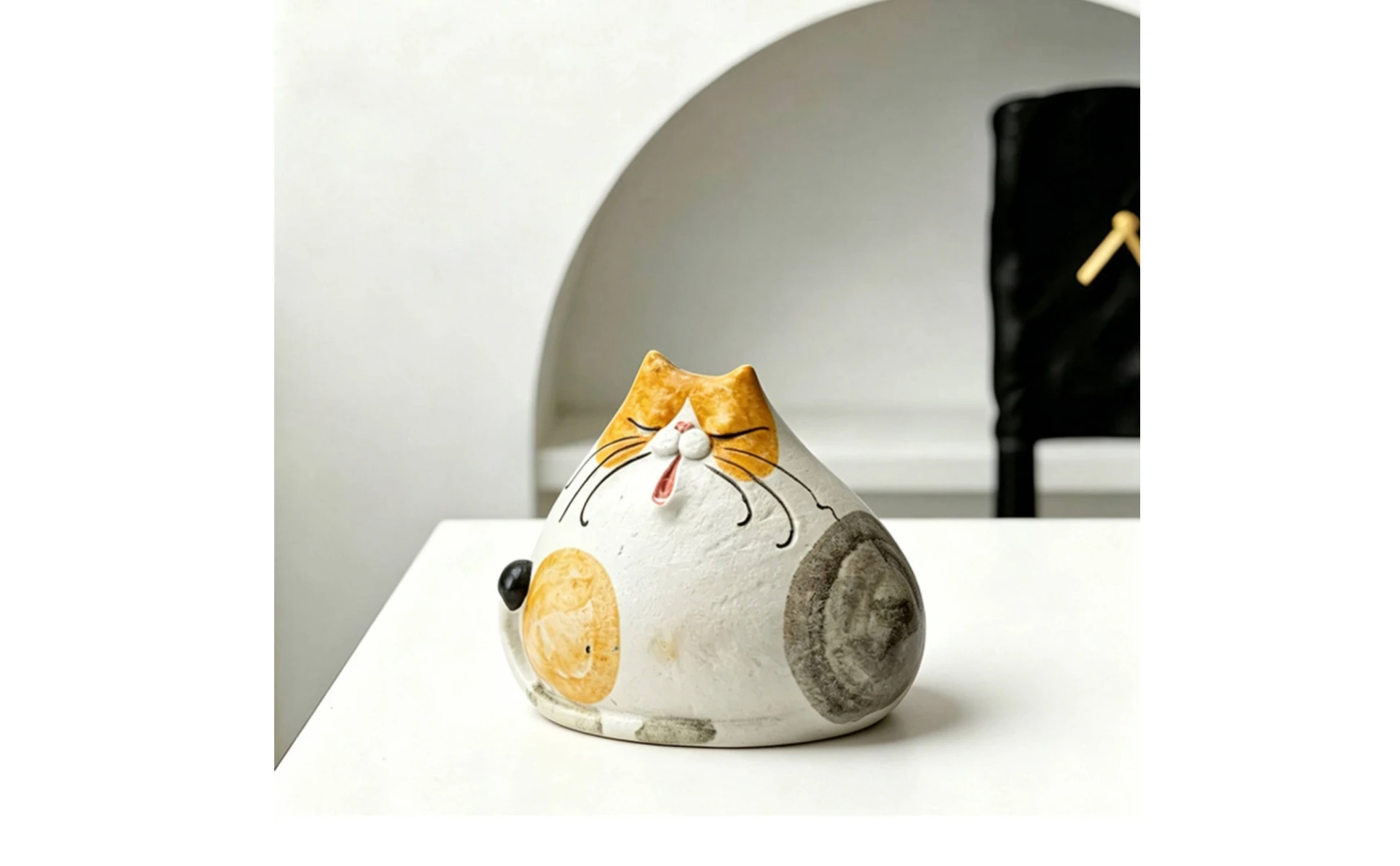 Gato decorativo en cerámica mate sobre estante