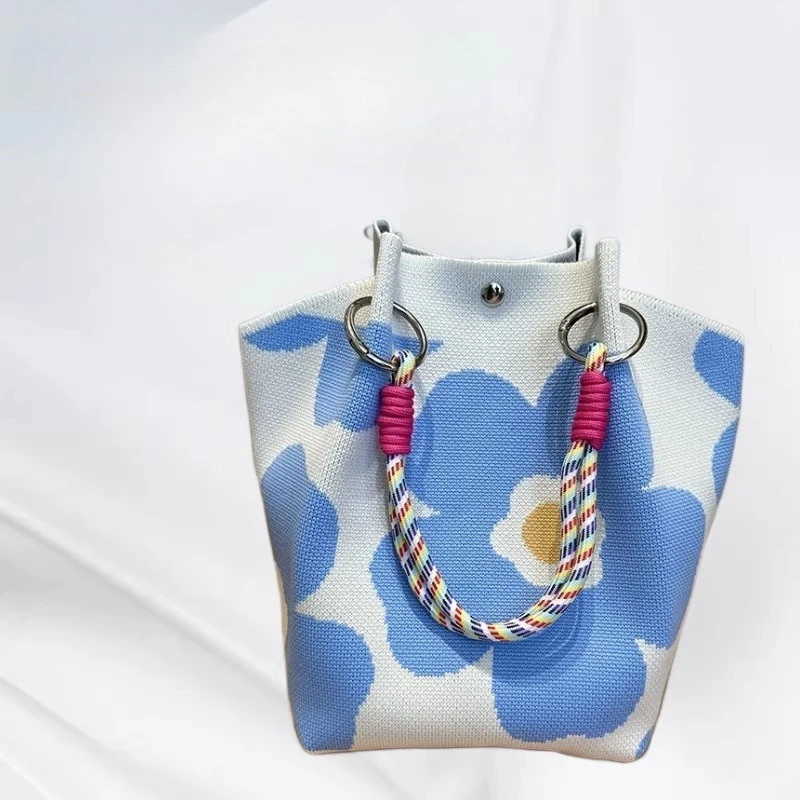 Bolso tejido en la mano, estilo versátil