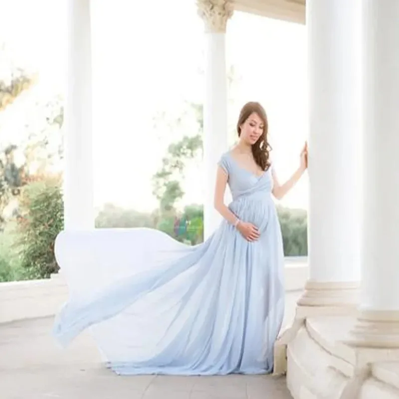Vestido de gasa azul pastel colgado mostrando su fluidez