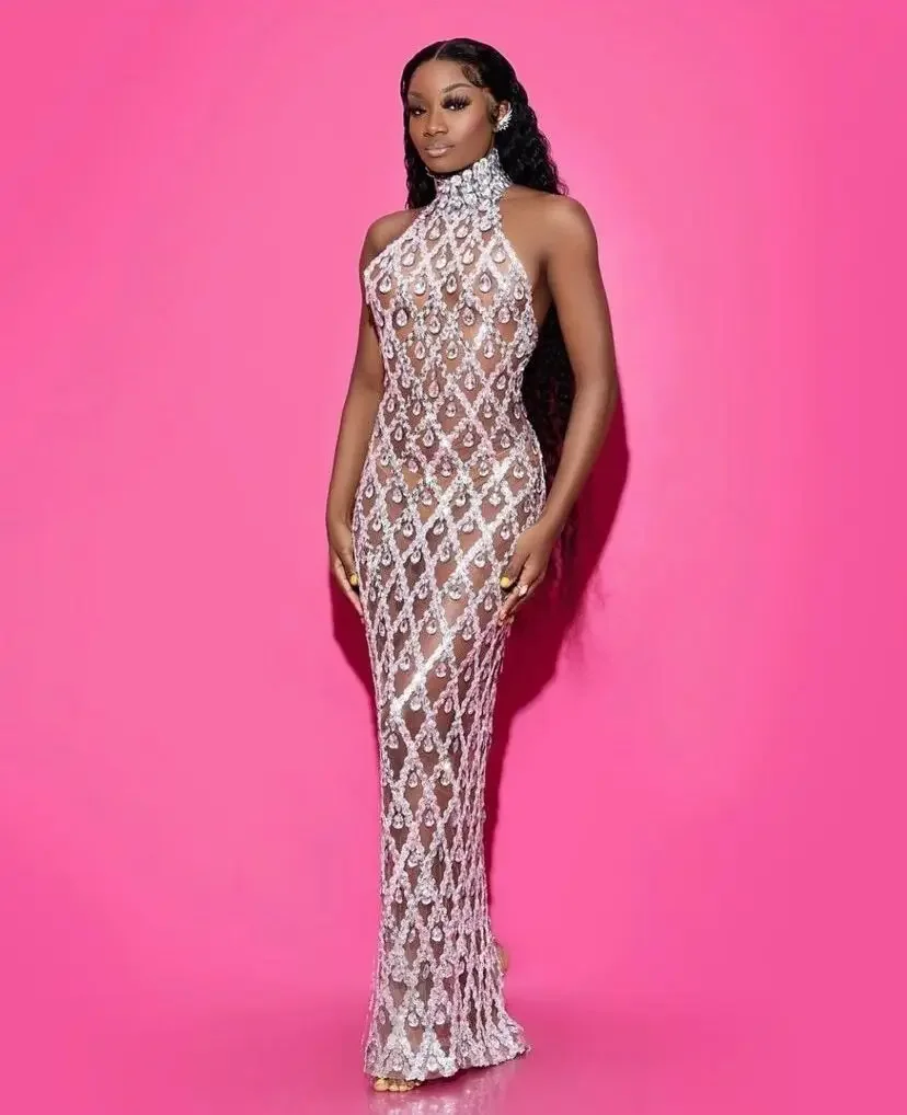Vista del vestido para baby shower con acabado brillante