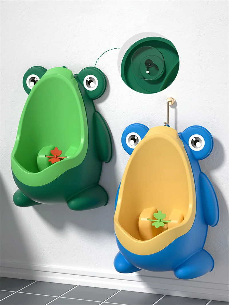 Niño usando el orinal de entrenamiento para niños con forma de rana bonita en el baño