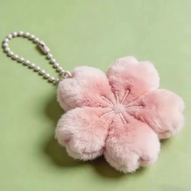 Peluche con acabado suave, ideal como colgante