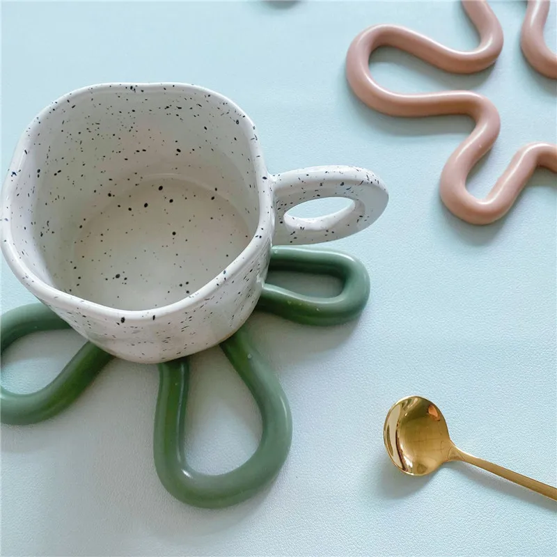 Alfombrilla de silicona resistente al calor con posavasos para cocina - imagen 3