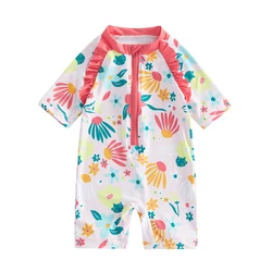 Bañador antirrozaduras niña manga corta floral con volante veraniego