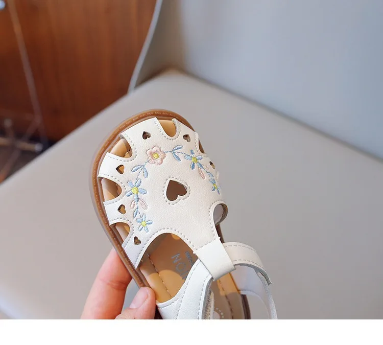 Sandalias de niña con flores bordadas y suela suave de verano - imagen 2