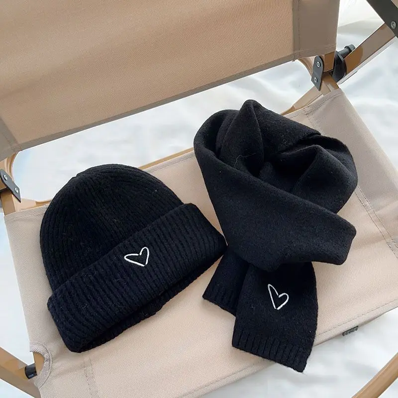 Gorro y bufanda de invierno para bebé – Punto suave con bordado de corazón - imagen 3