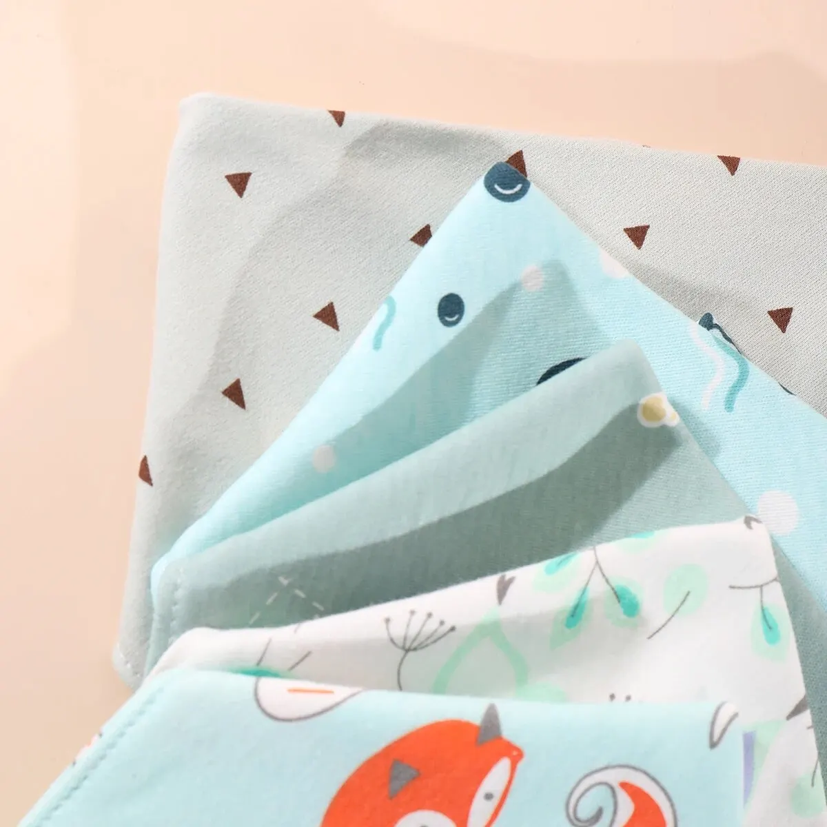 Conjunto de 5 baberos para bebé