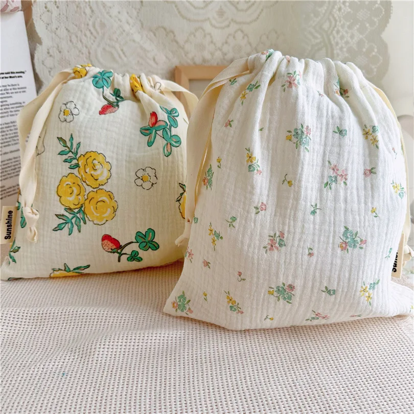 Bolsa porta pañales de algodón natural con cordón arcoíris práctica