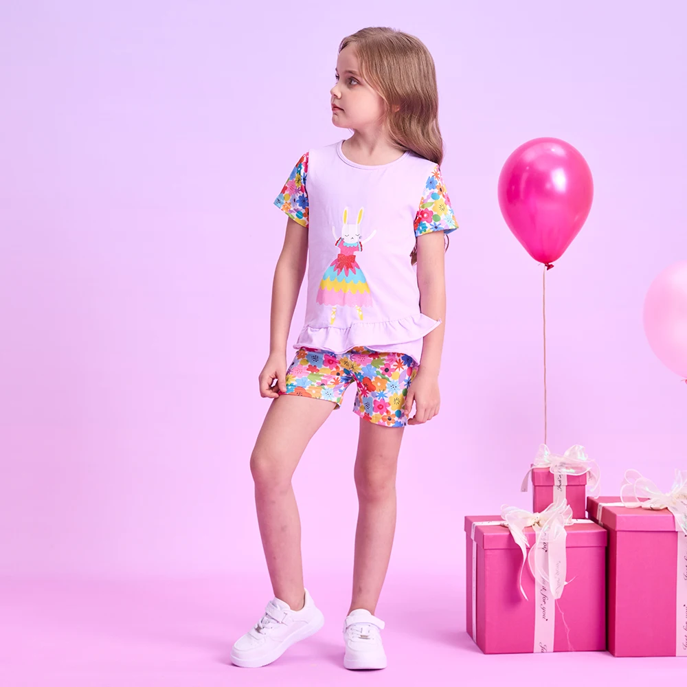 Detalle del diseño floral con conejo en la ropa de verano infantil