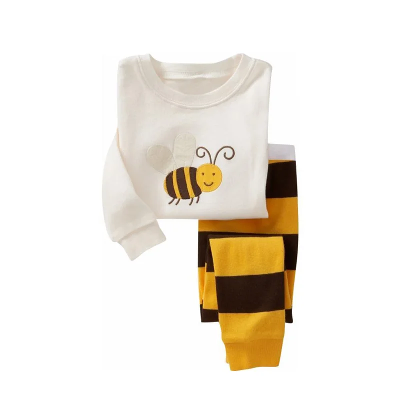 Detalle del bordado de animales en el pijama infantil