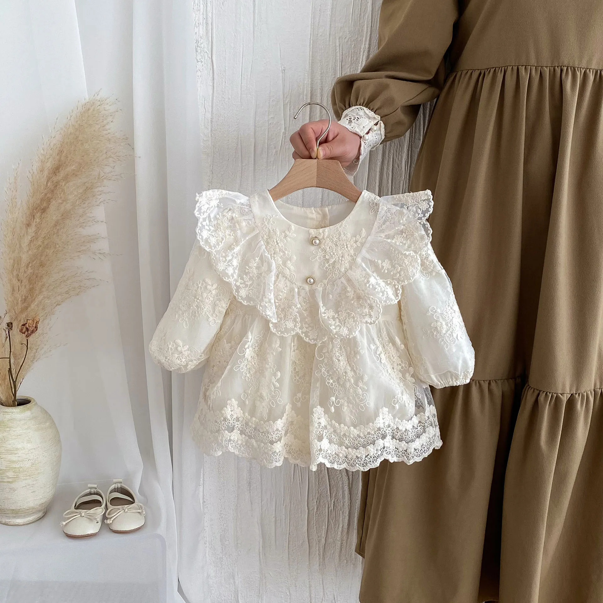 Body de encaje floral para niña con detalle de flores