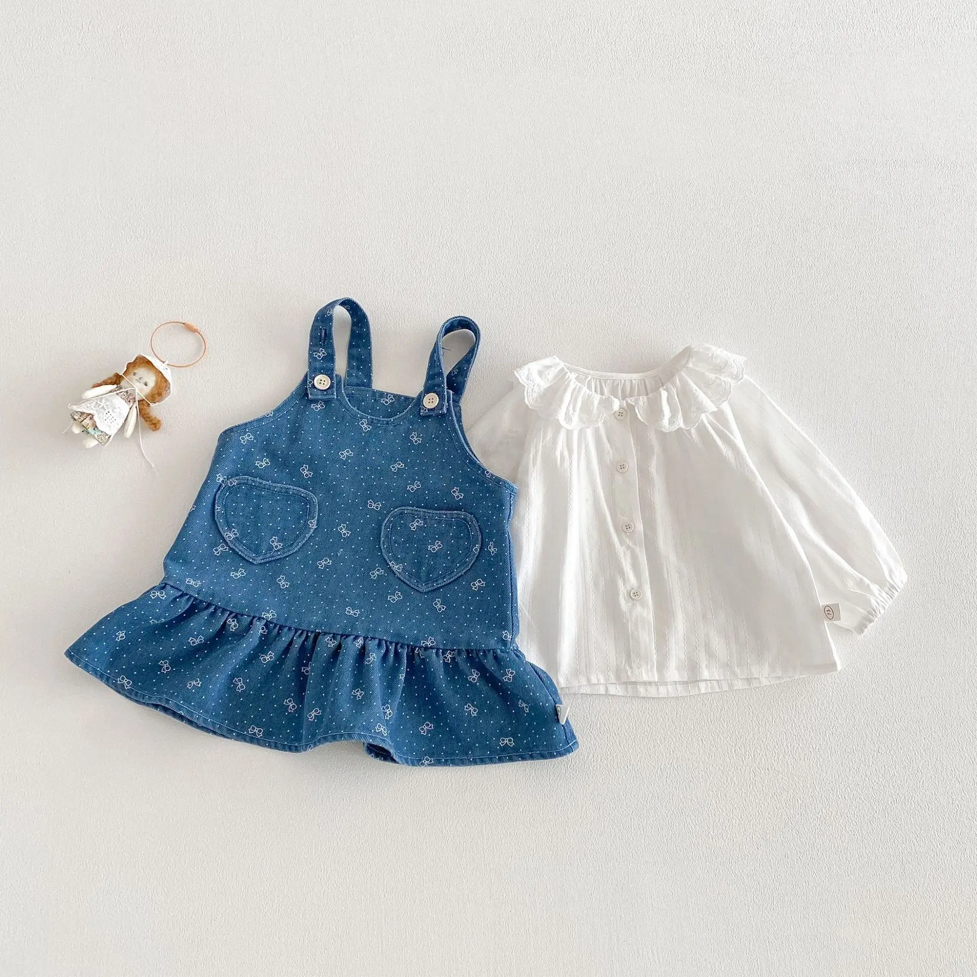 Vestido vaquero para niña con lazo y volantes