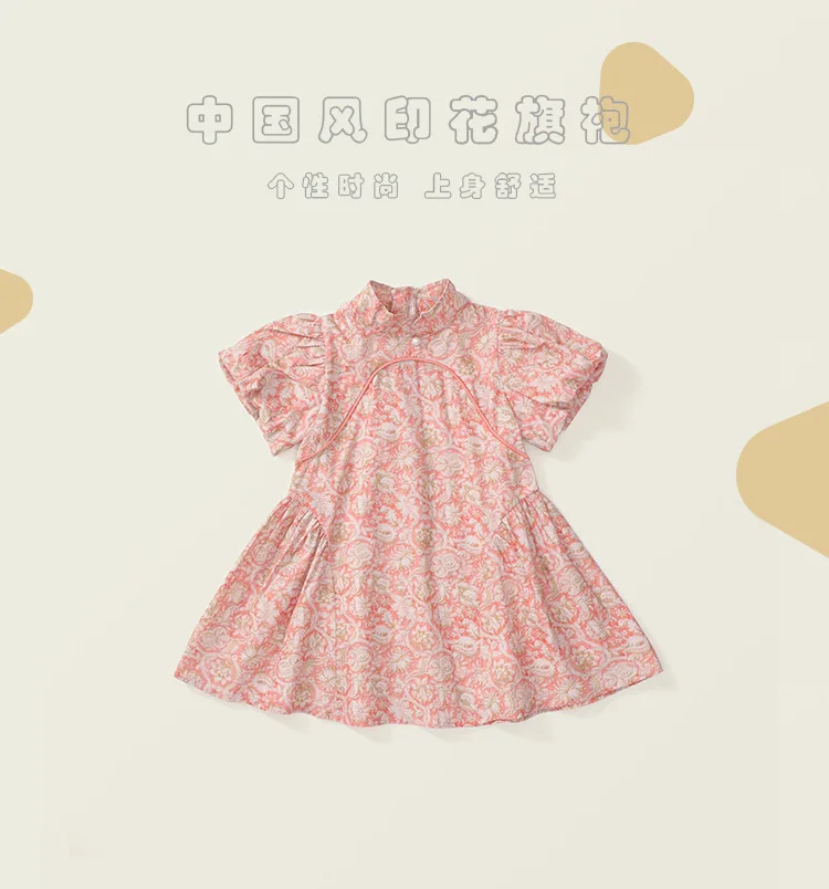 Vista del diseño floral del vestido infantil rosa