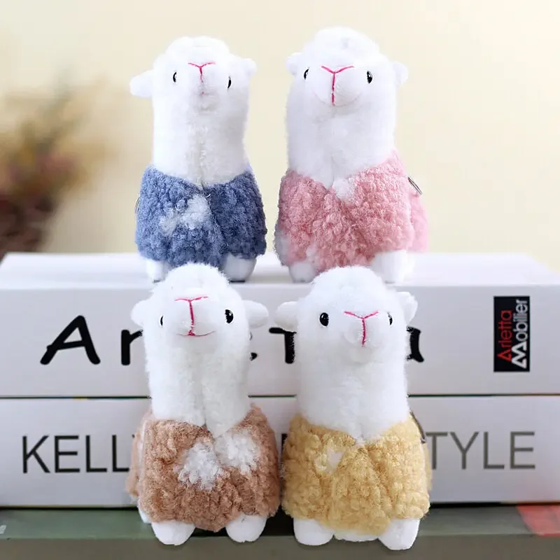 Variedad de colores disponibles en peluches de alpaca