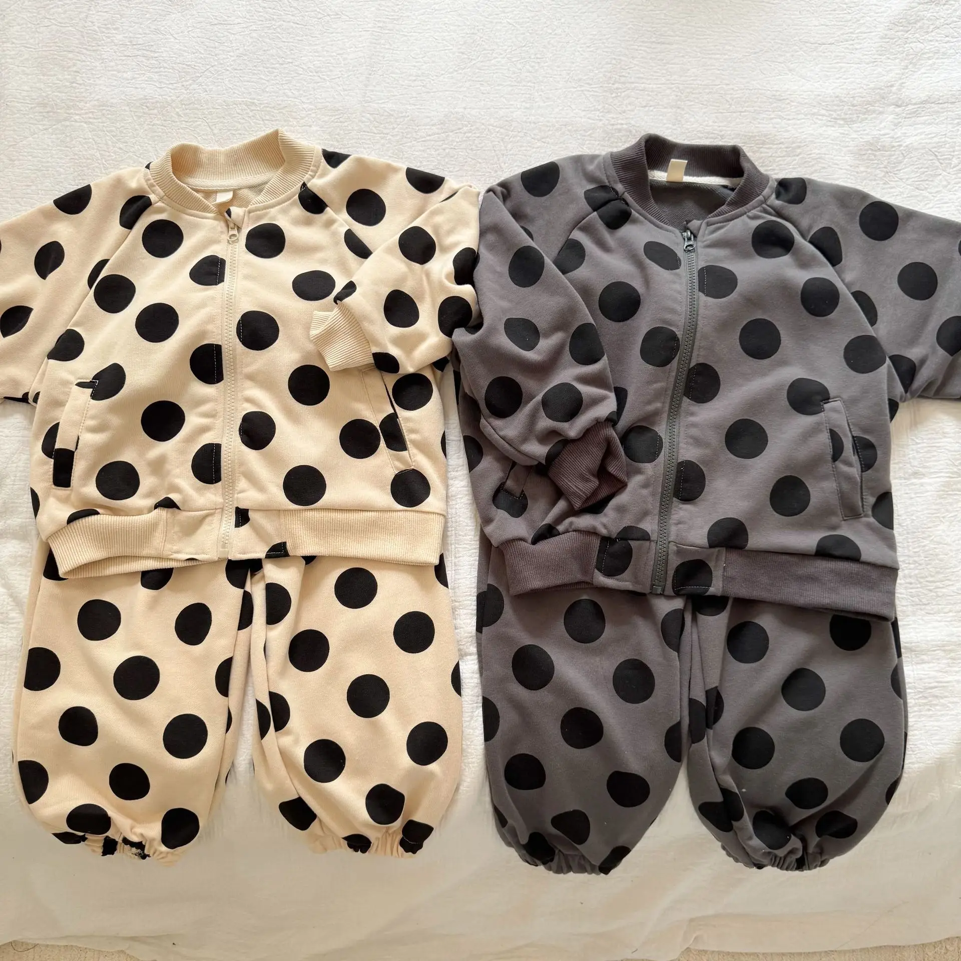 Detalle del estampado de lunares en el suéter
